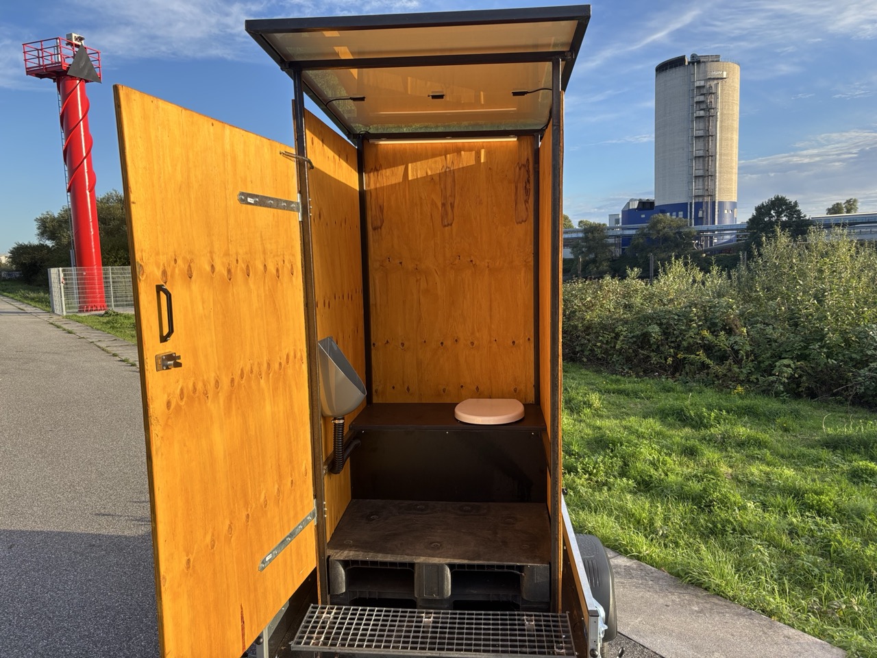 Blick ins Innere — warme Holzwände und Beleuchtung